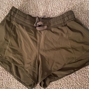 LULULEMON hotty hot shorts 2.5"